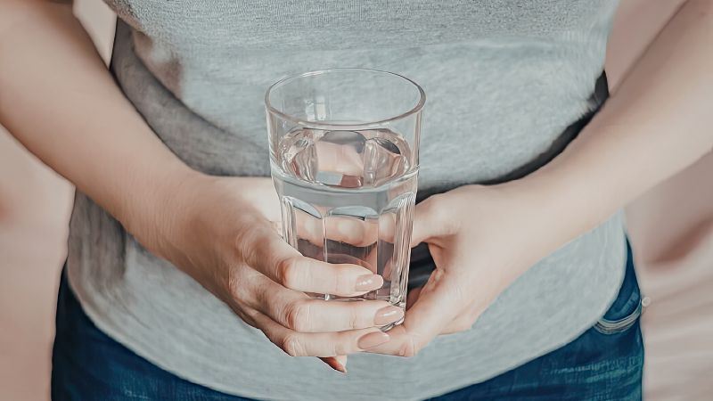 お腹にやさしいお水を飲む