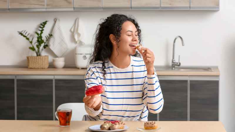 甘くないエクレアを食べる女性